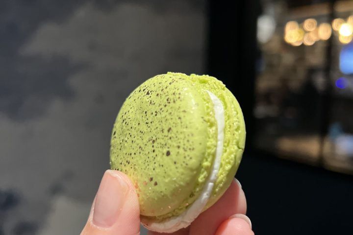 a hand holding a banana